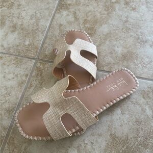 Nicole Miller beige sandals